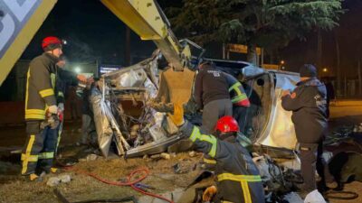 Kastamonu’nun Taşköprü ilçesinde ağaca çarpan otomobilde sıkışan sürücü olay yerinde