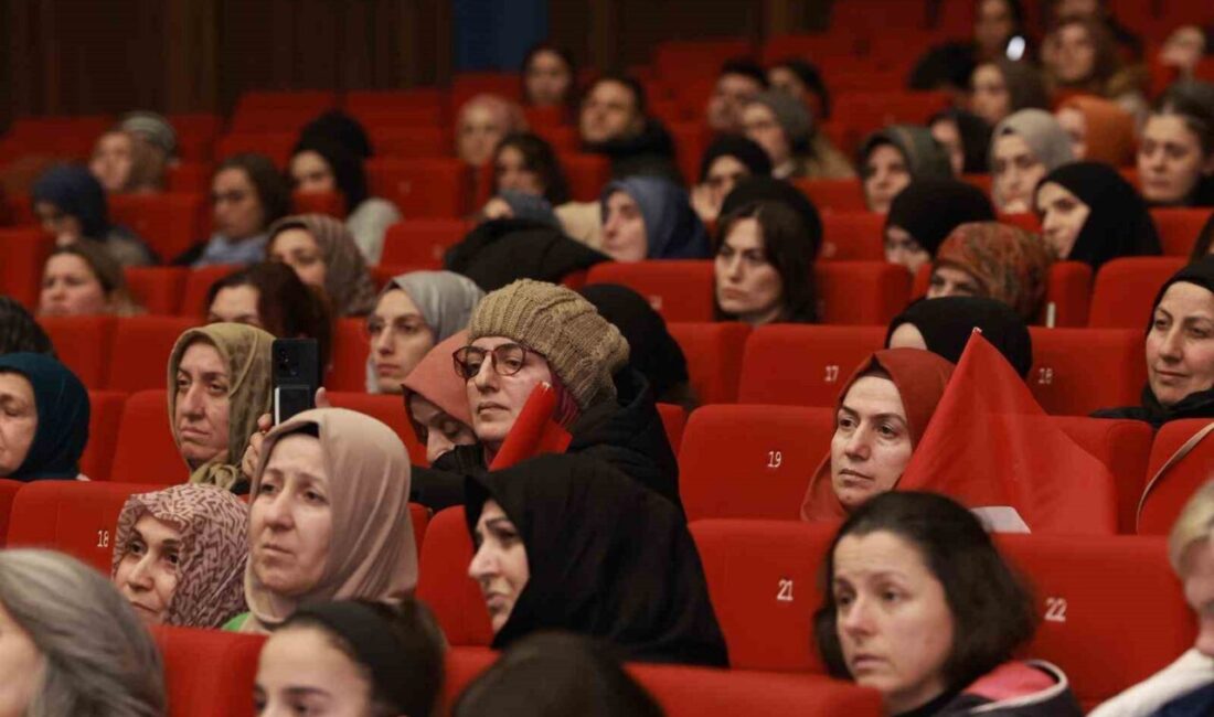 Kocaeli’de düzenlenen seminerde bilgilendirmelerde bulunan Klinik Psikolog Dr. Mehmet Teber,