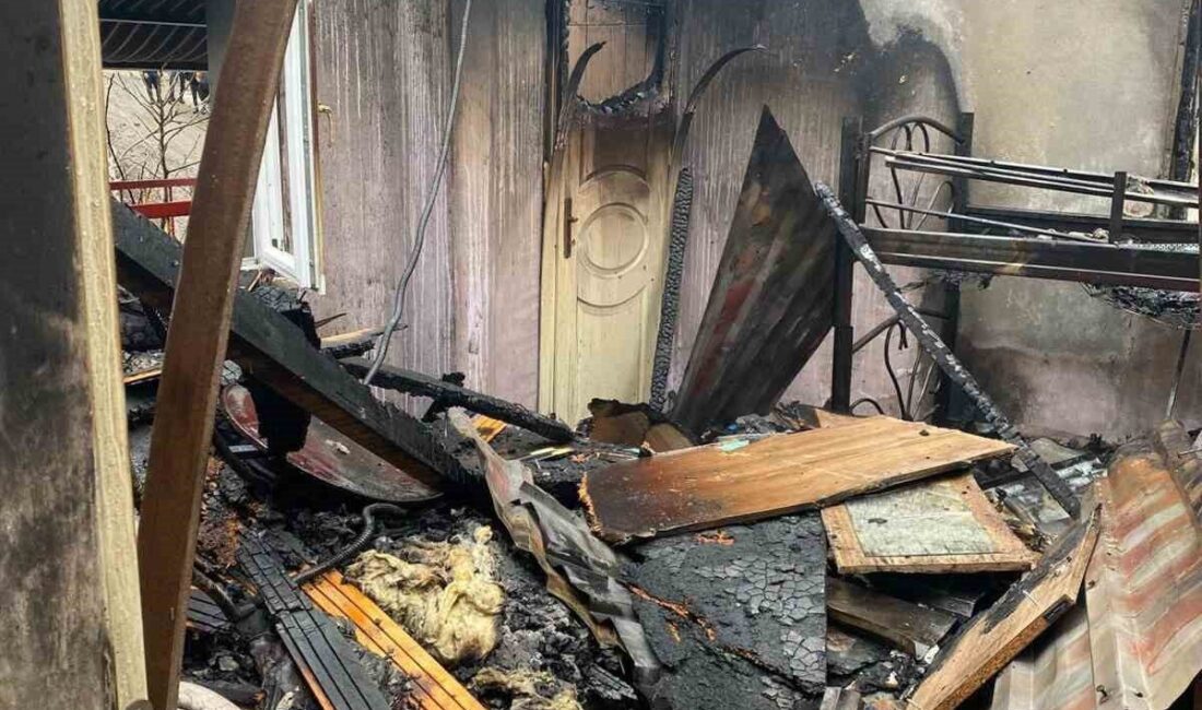 Kastamonu’nun Şenpazar ilçesinde çıkan yangında iki katlı ev kullanılamaz hale