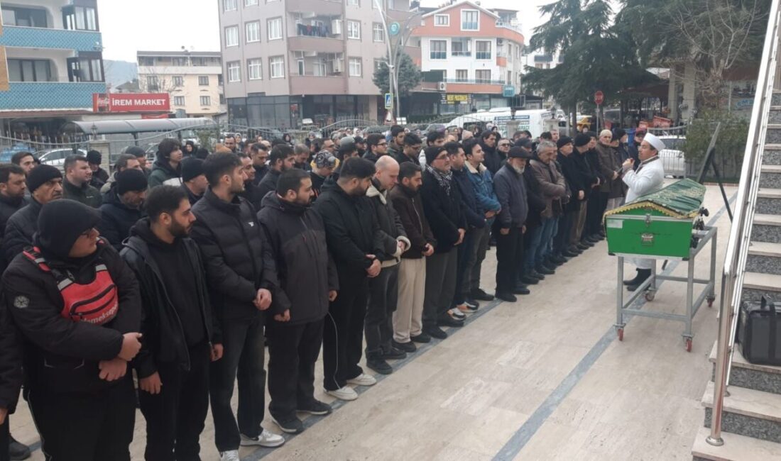 Kocaeli’nin İzmit ilçesinde alışveriş merkezinin otoparkında tartıştığı arkadaşı tarafından bıçaklanarak