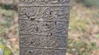 Kocaeli’nin Karamürsel ilçesinde bulunan asırlık Osmanlı mezarları, yürütülen koruma ve