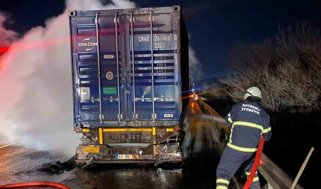 Anadolu Otoyolu Düzce geçişinde balatalarından tutuşan tırdaki yangın itfaiye ekiplerinin