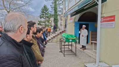 Balıkesir’in Edremit ilçesinde kontrolden çıkan kamyonetin bariyerlere çarpması neticesinde meydana