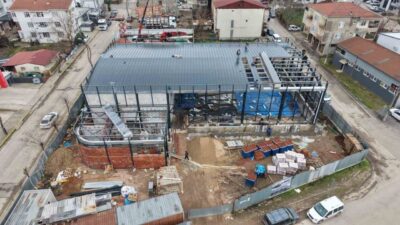 Başiskele’de Vezirçiftliği Mahallesi’nde yapımına başlanan kapalı spor salonu projesinde çalışmalar