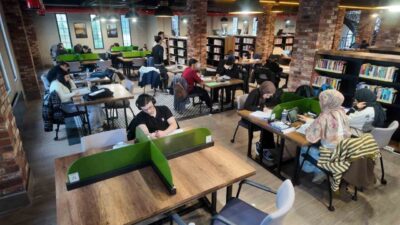 Başiskele’de kapasitesi artırılan Kitaphane, yarıyıl tatilinde de öğrenciler tarafından sıkça