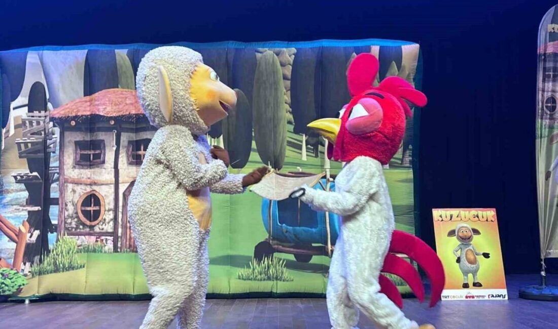 Başiskele’de kültür sanat etkinlikleri kapsamında sahnelenen “Kuzucuk Müzikali” çocuklardan ilgi