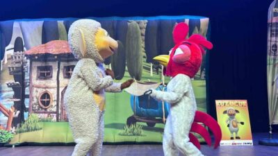 Başiskele’de kültür sanat etkinlikleri kapsamında sahnelenen “Kuzucuk Müzikali” çocuklardan ilgi