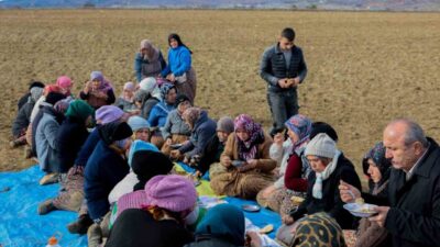 Taşköprü Belediye Başkanı Hüseyin Arslan sarımsak tarlasında günlükçülerle bir araya