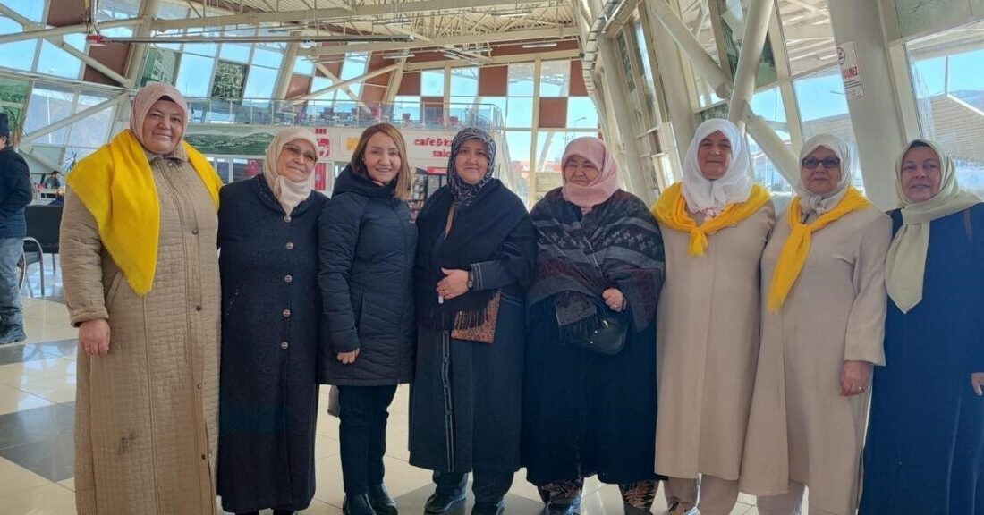 Başkan Tekin umre yolcularını dualarla uğurladı Bilecik’in Pazaryeri ilçesinde umre yolculuğuna çıkan vatandaşlar dualarla uğurlandı. Bilecik’in