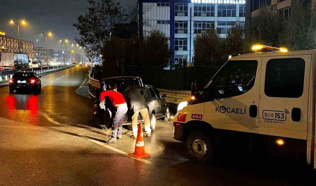Kocaeli Büyükşehir Belediyesi ekipleri, denk geldikleri trafik kazasına müdahale ederek