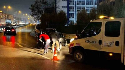 Kocaeli Büyükşehir Belediyesi ekipleri, denk geldikleri trafik kazasına müdahale ederek