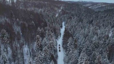 Kocaeli’nin Başiskele ilçesinde bulunan İnönü Yaylası, yoğun kar yağışıyla beyaza