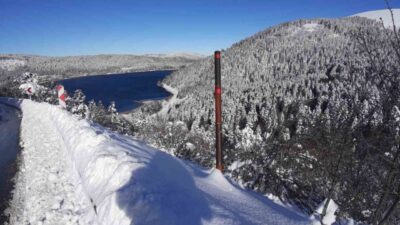 Bolu’da günlerdir aralıksız süren kar yağışıyla beyaza bürünen Abant Gölü,
