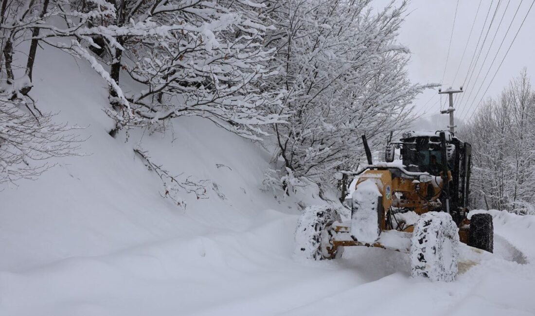 Sakarya Büyükşehir Belediyesi karla mücadele çalışmalarını aralıksız sürdürüyor. Saat 13.00
