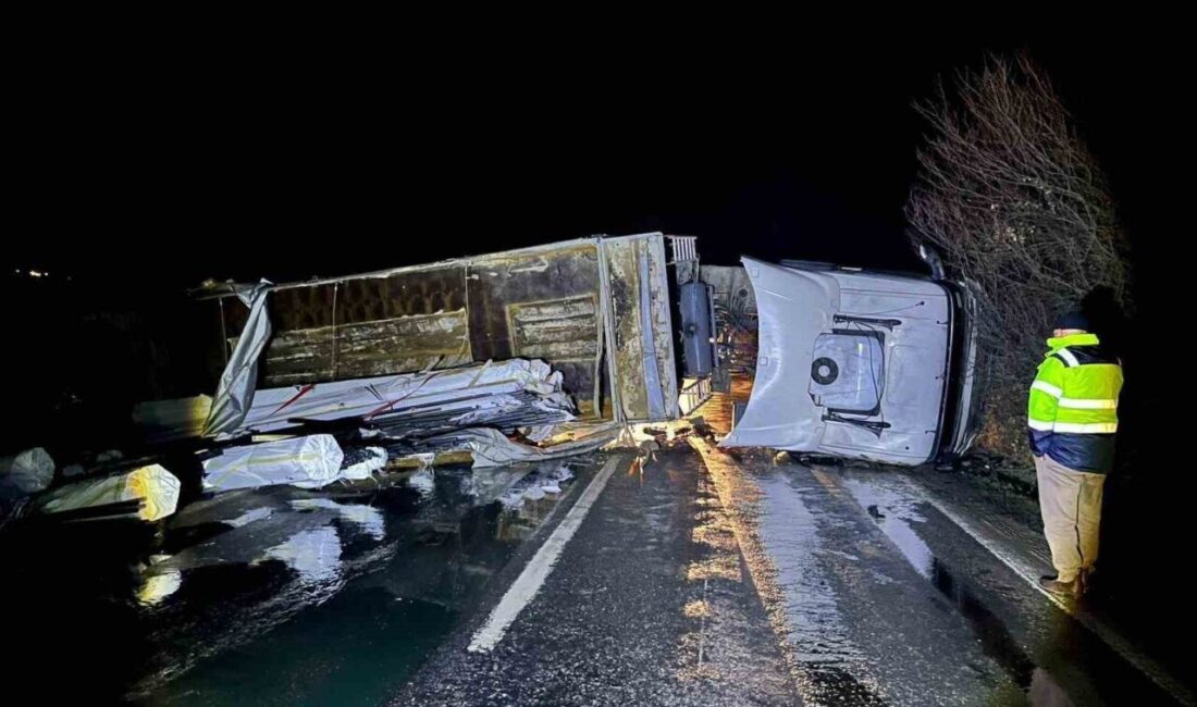 Bilecik’in Osmaneli ilçesinde direksiyon hakimiyetini kaybeden tır sürücüsü kaza yaptı.