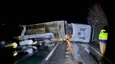 Bilecik’in Osmaneli ilçesinde direksiyon hakimiyetini kaybeden tır sürücüsü kaza yaptı.