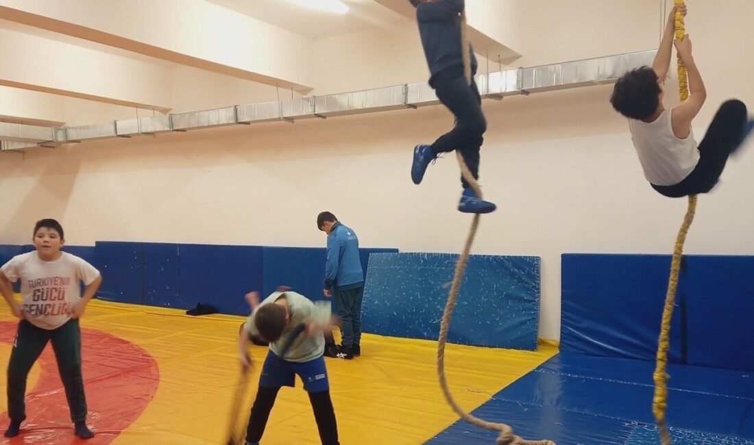 Bilecik’te güreş antrenmanları sürüyor Bilecik’te Gençlik ve Spor Bakanlığı Spor Okulları kapsamında güreş antrenmanları