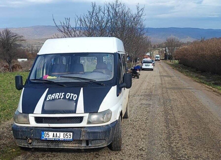 Bilecik’te meydana gelen trafik kazasında 2 kişi yaralandı Bilecik’te seyir halindeki motosiklet ile minibüsün çarpışması sonucu meydana gelen