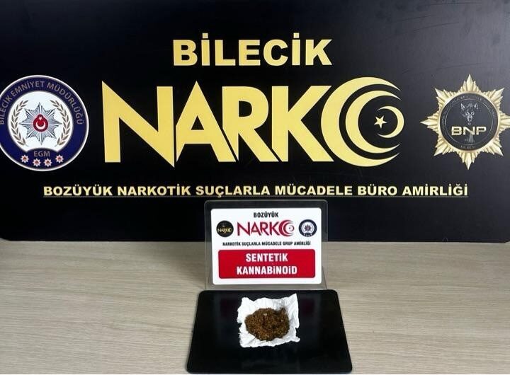 Bilecik’te düzenlenen narkotik çalışmasında sentetik kannabinoid maddesi ele geçirildi. Edinilen