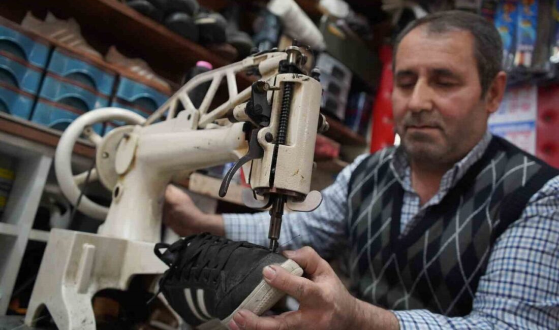 Bir meslek daha tarih oluyor Sakarya’da 20 yıldır ayakkabı ustalığı yapan Kamuran Yıldız, mesleğe olan