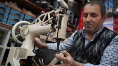 Sakarya’da 20 yıldır ayakkabı ustalığı yapan Kamuran Yıldız, mesleğe olan