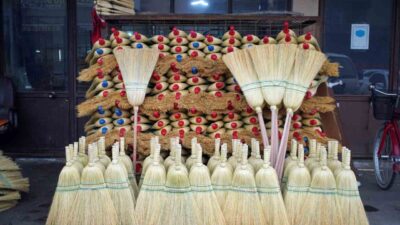 SAKARYA (İHA) – Elektrikli süpürgelerin yaygınlaşmadığı dönemlerde ev temizliğinde kullanılan