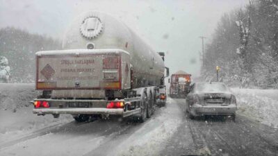D-100 kara yolunun Bolu Dağı geçişinde etkisini artıran yoğun kar