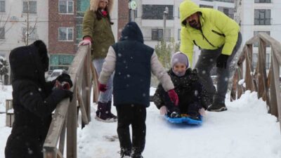 Bolu’da etkisini sürdüren yoğun kar yağışı ve buzlanma riski nedeniyle