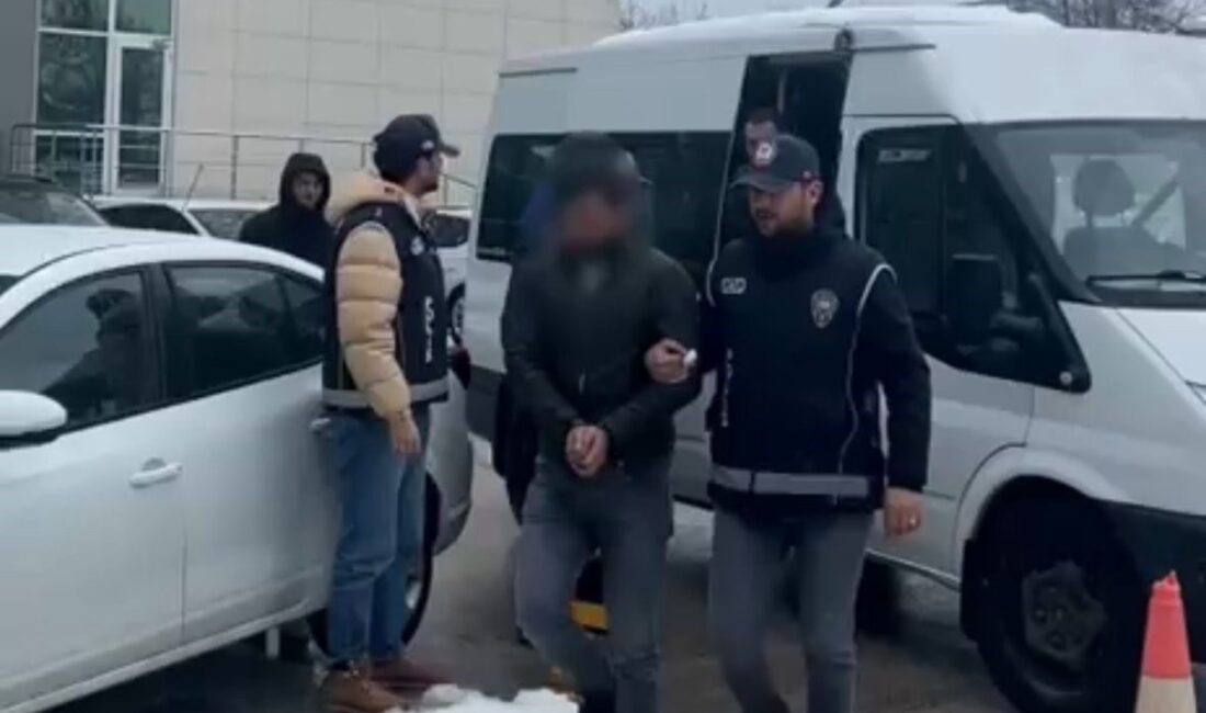 Bolu’da göçmen kaçakçılığı operasyonu: 5 tutuklama Bolu’da polisin takibe alarak durdurduğu iki araçta Afganistan uyruklu 13