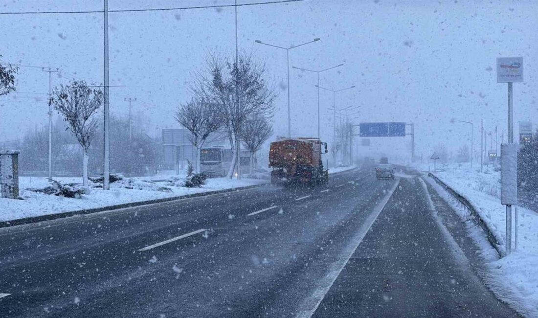 Bolu’da sabah saatlerinden itibaren kar yağışı etkili oluyor. D-100 kara