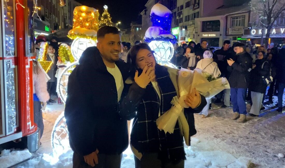 Bolu’da vatandaşlar 2026 yılına coşkuyla girdi. Kentin en işlek noktası