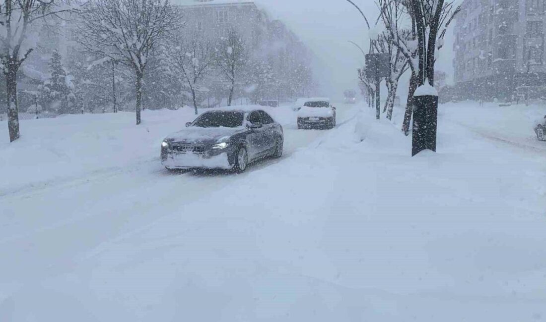 Bolu’da yoğun kar yağışı: Göz gözü görmüyor Bolu’da 5 günlük kar yağışının ardından yüzünü gösteren güneşli hava,