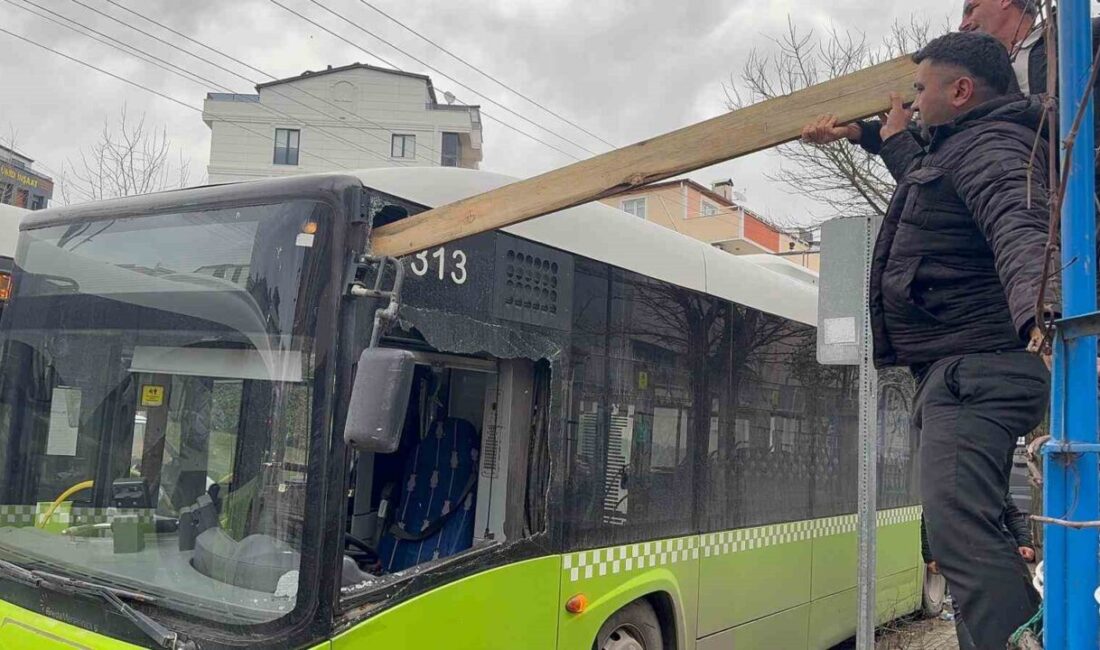 Çatıdan kopan kereste seyir halindeki otobüse saplandı Kocaeli genelinde etkili olan şiddetli fırtına, günlük yaşamı ve trafiği