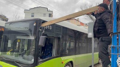 Kocaeli genelinde etkili olan şiddetli fırtına, günlük yaşamı ve trafiği
