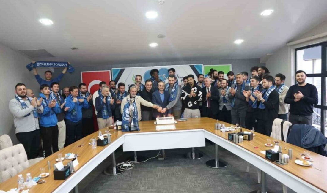 Çayırova Belediye Başkanı Bünyamin Çiftçi, Erkekler Federasyon Kupası’nı kazanan Çayırova