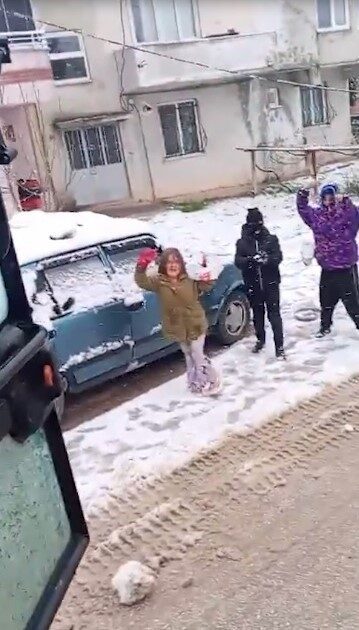 Bilecik’te yoğun kar yağışı sonrası yolları temizleyen kepçe, mahallede oynayan