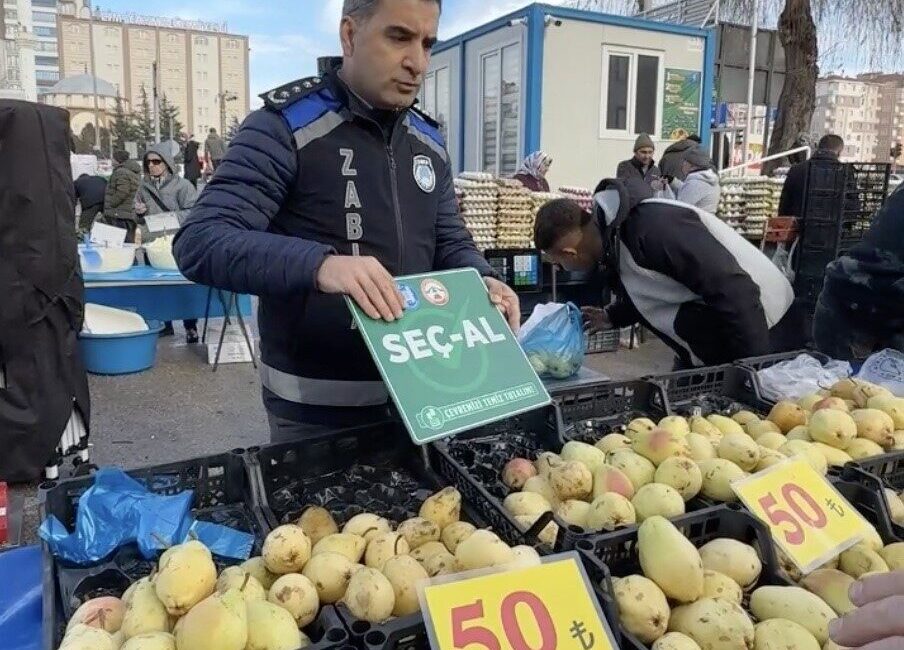 Çorum’da semt pazarlarında “seç-al” dönemi başladı Çorum’da semt pazarında yaşanan ürün kalitesi problemleri, seçerek almanın zorunlu