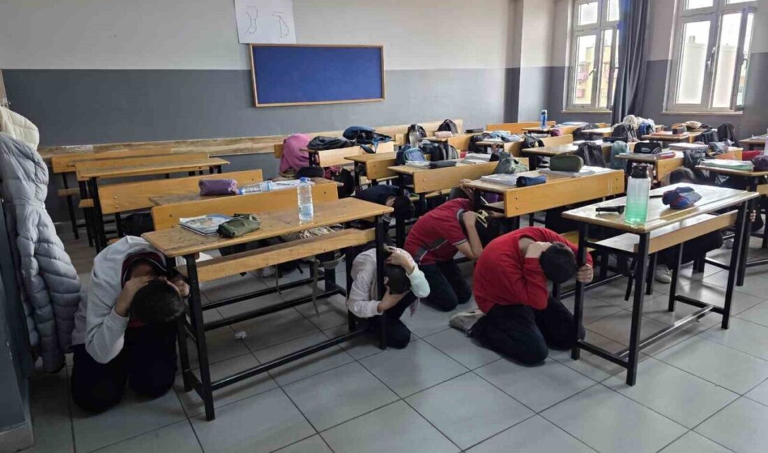 Darıca’da 37 bin öğrenciye uygulamalı afet eğitimi Darıca’da 2025 yılında 37 bin öğrenciye afet farkındalık eğitimi verildi.