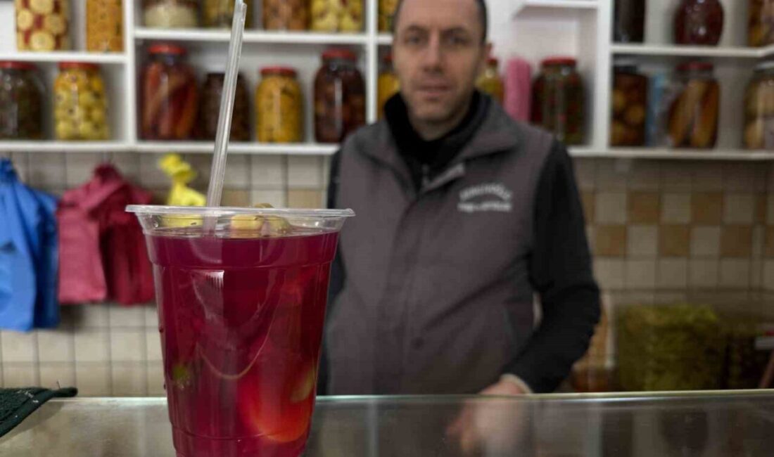 Kocaeli’de dedesinden devraldığı mesleği 40 yıldır aynı dükkanda sürdüren Cenk