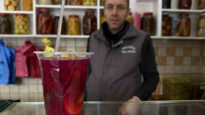 Kocaeli’de dedesinden devraldığı mesleği 40 yıldır aynı dükkanda sürdüren Cenk