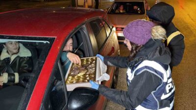 Düzce’de yeni yılda polis ekiplerince şok uygulamalar yapıldı. Denetime girenlere