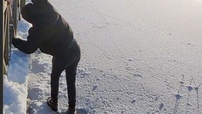 Bolu’nun doğa harikası Abant Gölü Milli Parkı’nda donmuş gölün üzerine