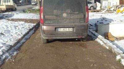 Bilecik’te yaya yoluna park eden sürücüler tepkilere neden oluyor. Bilecik