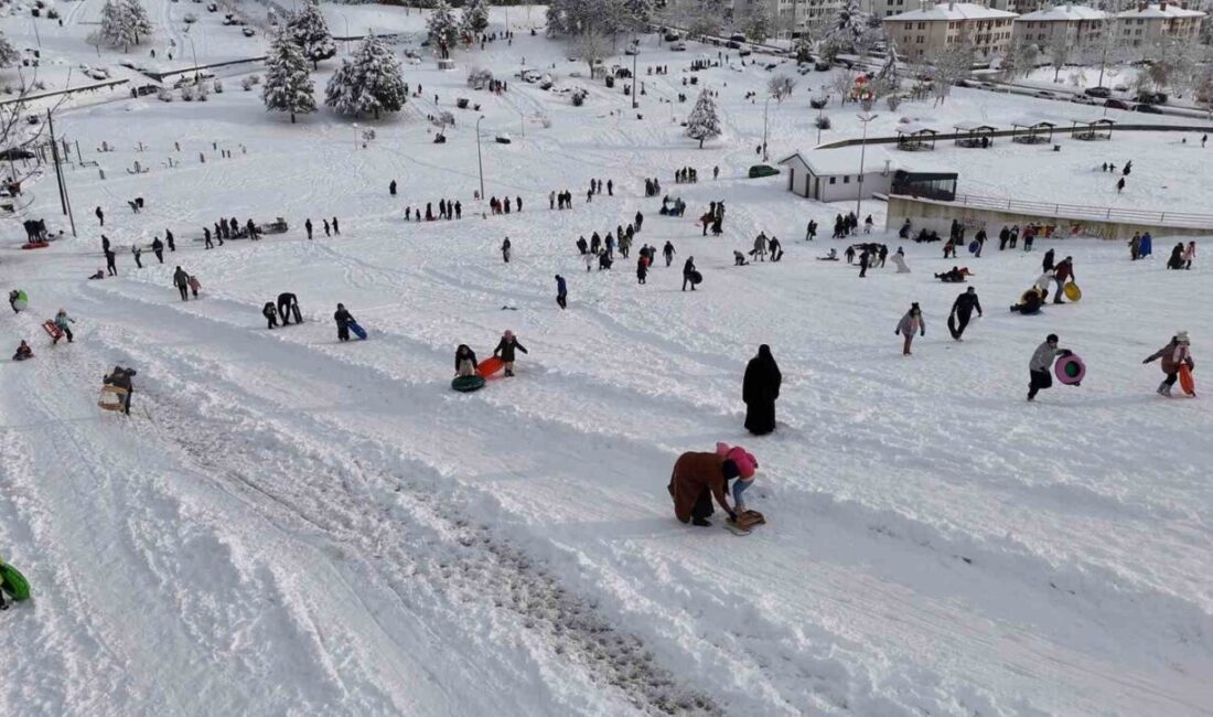 Düzce Bahçeşehir Bölgesi, Uludağ’ı aratmadı DÜZCE (İHA) – Düzce’nin Bahçeşehir Bölgesi’nde bulunan Anıtpark meydanı ailelerin