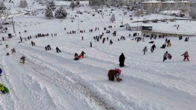DÜZCE (İHA) – Düzce’nin Bahçeşehir Bölgesi’nde bulunan Anıtpark meydanı ailelerin