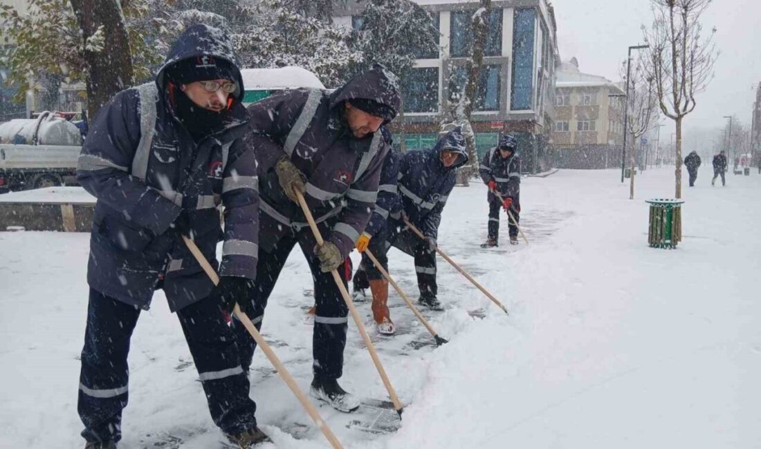 DÜZCE(İHA) –Düzce’de etkisini artıran yoğun kar yağışı nedeniyle Düzce Belediyesi