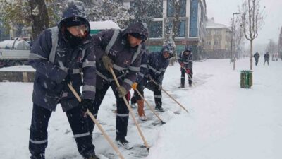 DÜZCE(İHA) –Düzce’de etkisini artıran yoğun kar yağışı nedeniyle Düzce Belediyesi