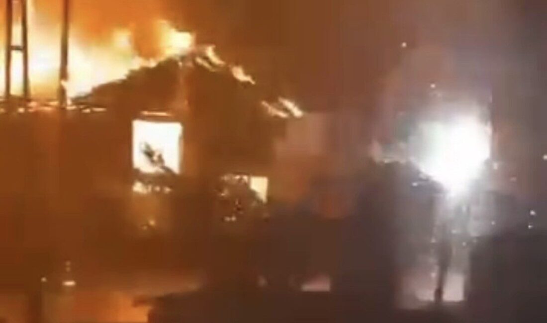 Düzce’de elektrik direğinde oluşan patlamalar yangına dönüştü. Kıvılcımların sıçradığı mobilya