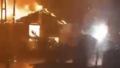 Düzce’de elektrik direğinde oluşan patlamalar yangına dönüştü. Kıvılcımların sıçradığı mobilya