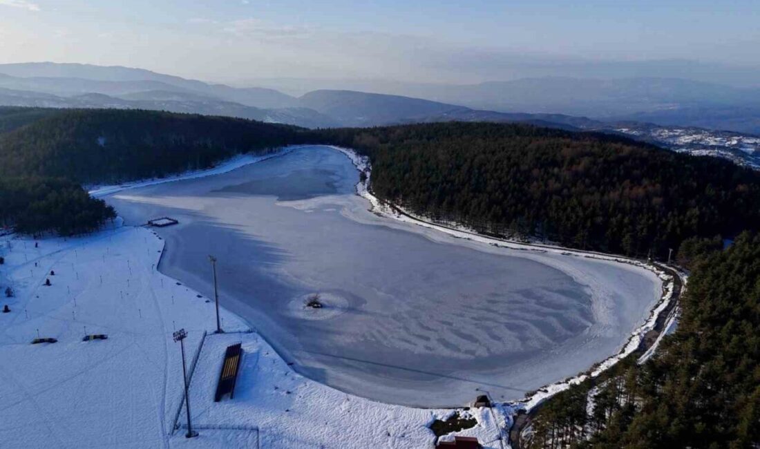 Düzce’nin Kaynaşlı ilçesindeki önemli turizm merkezlerinden Topuk Yaylası’nda bulunan gölet,